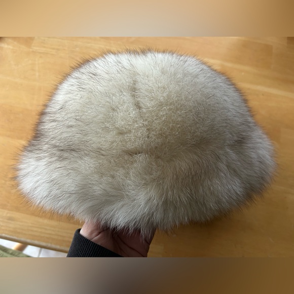 Simpsons Galerie De La Fourrure Accessories - Vintage Simpsons Galerie De La Fourrure Cream Fur Hat